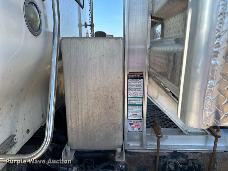 image for item EE4327 2007 Kenworth T800 semi truck