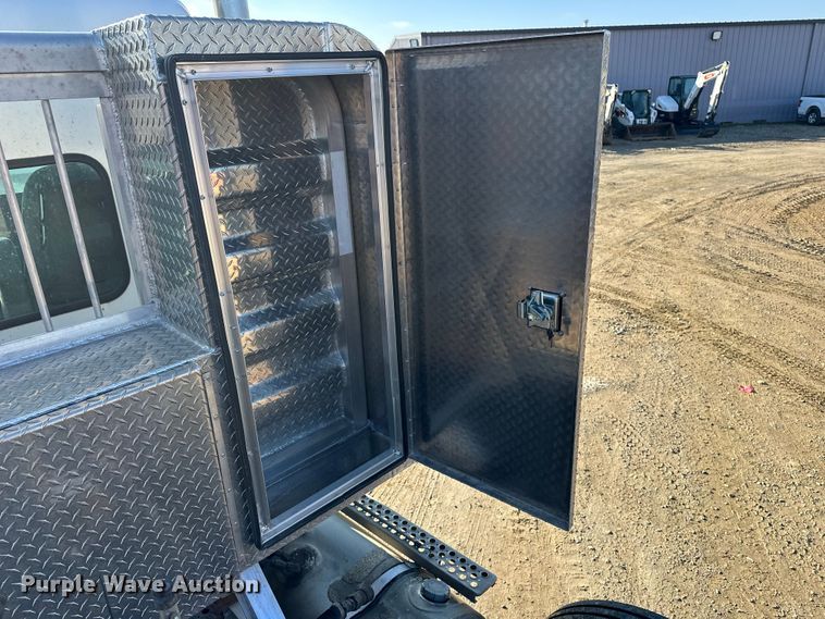 image for item EE4327 2007 Kenworth T800 semi truck