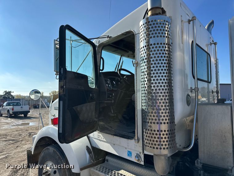 image for item EE4327 2007 Kenworth T800 semi truck