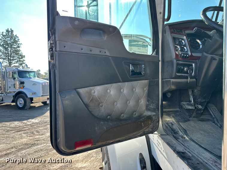 image for item EE4327 2007 Kenworth T800 semi truck