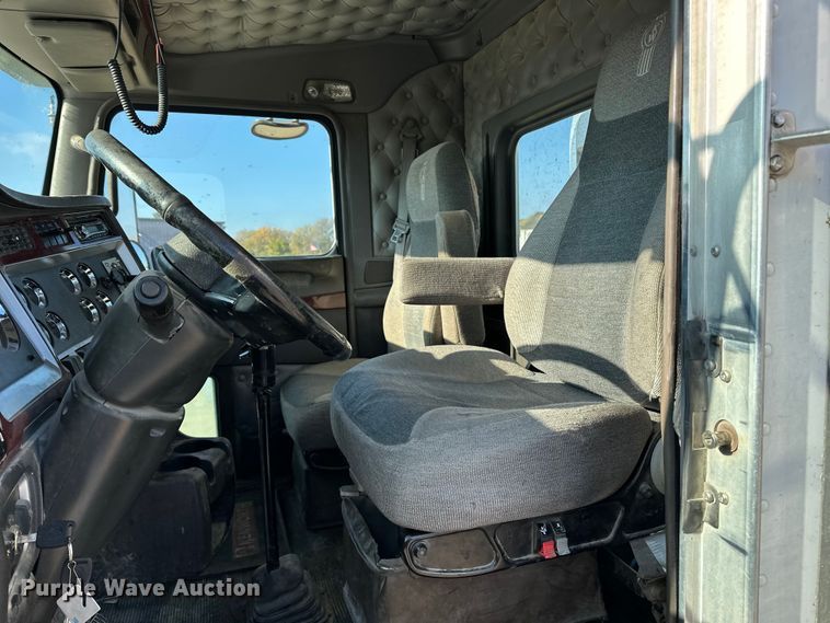 image for item EE4327 2007 Kenworth T800 semi truck