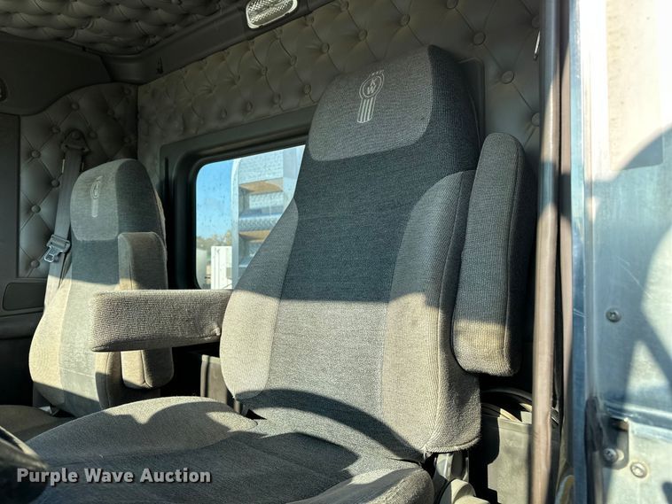 image for item EE4327 2007 Kenworth T800 semi truck