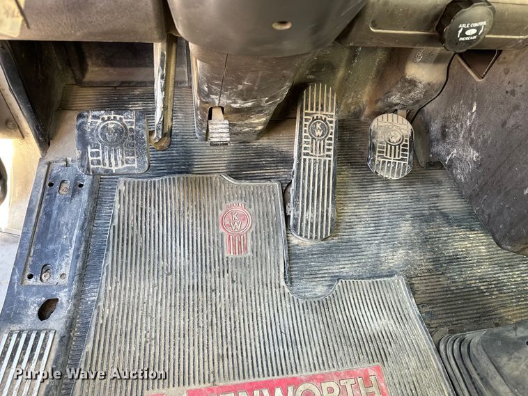 image for item EE4327 2007 Kenworth T800 semi truck