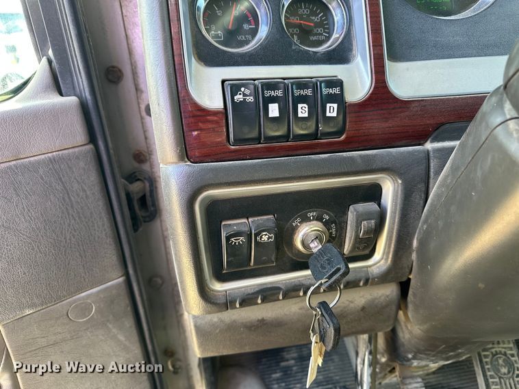 image for item EE4327 2007 Kenworth T800 semi truck