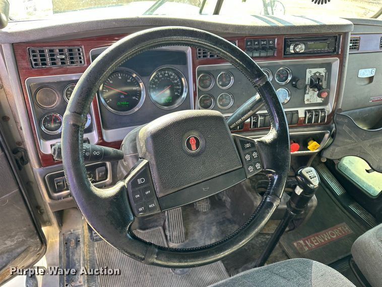 image for item EE4327 2007 Kenworth T800 semi truck
