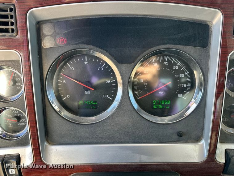 image for item EE4327 2007 Kenworth T800 semi truck