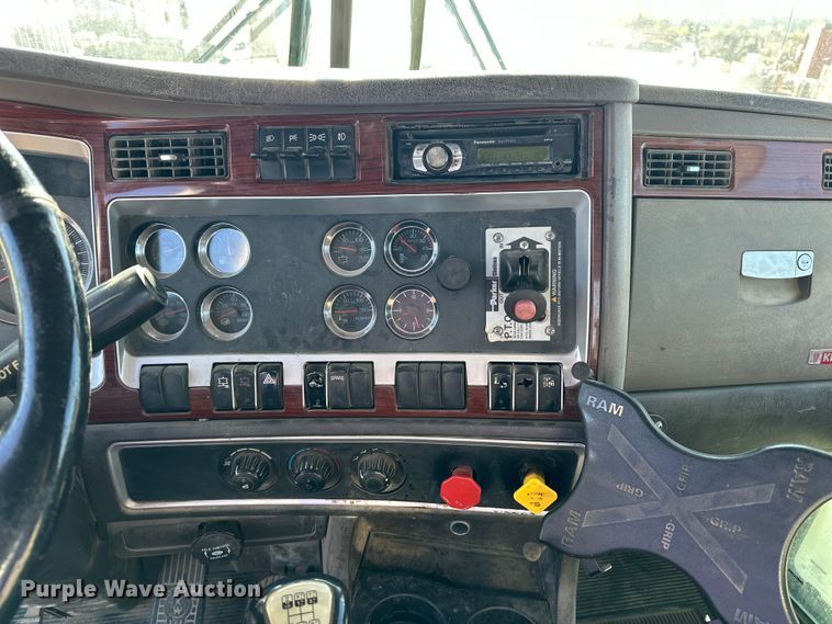 image for item EE4327 2007 Kenworth T800 semi truck