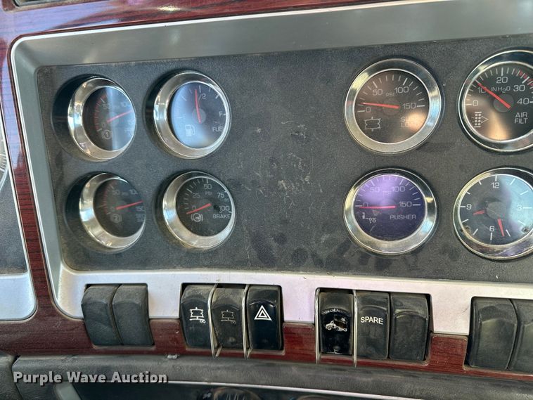 image for item EE4327 2007 Kenworth T800 semi truck