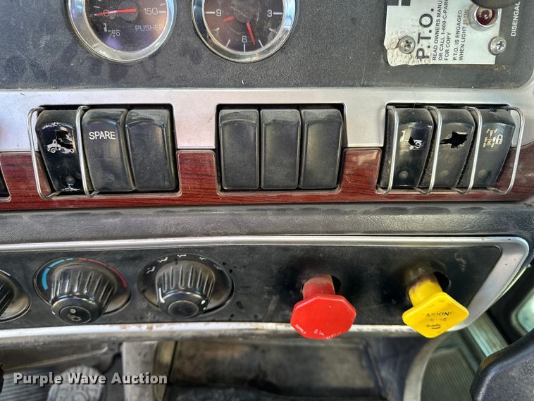 image for item EE4327 2007 Kenworth T800 semi truck