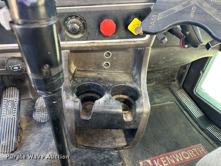 image for item EE4327 2007 Kenworth T800 semi truck