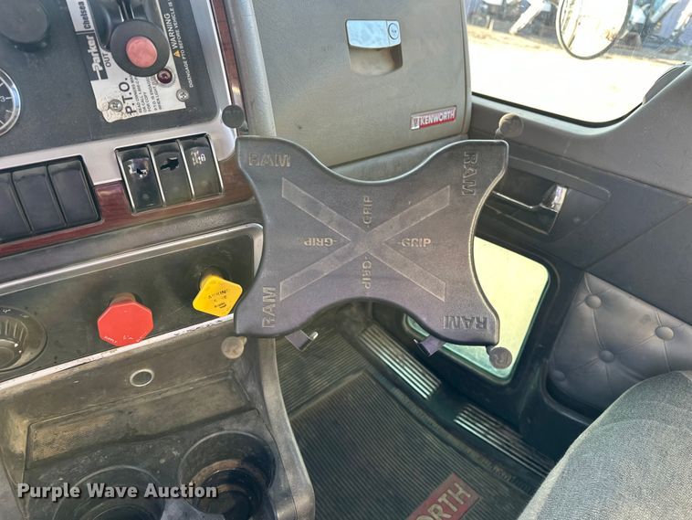 image for item EE4327 2007 Kenworth T800 semi truck