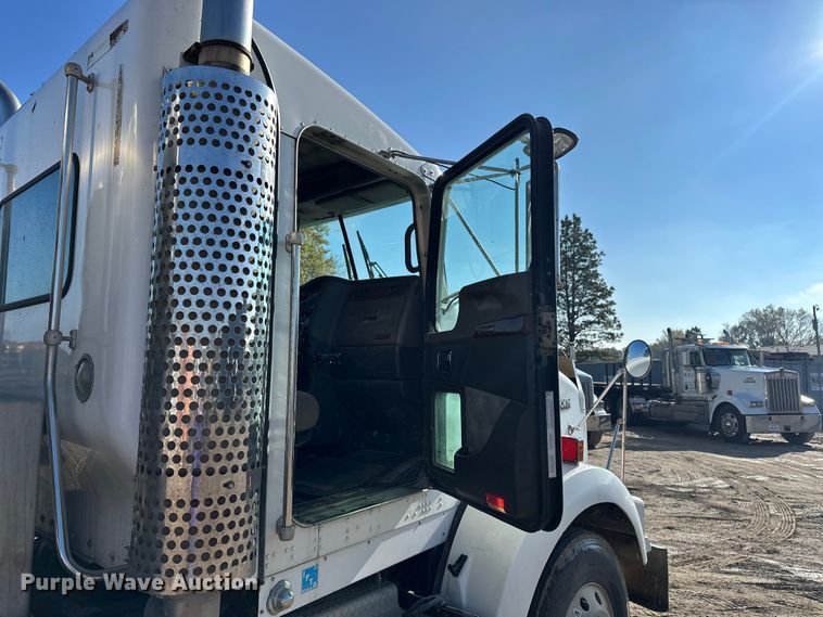 image for item EE4327 2007 Kenworth T800 semi truck