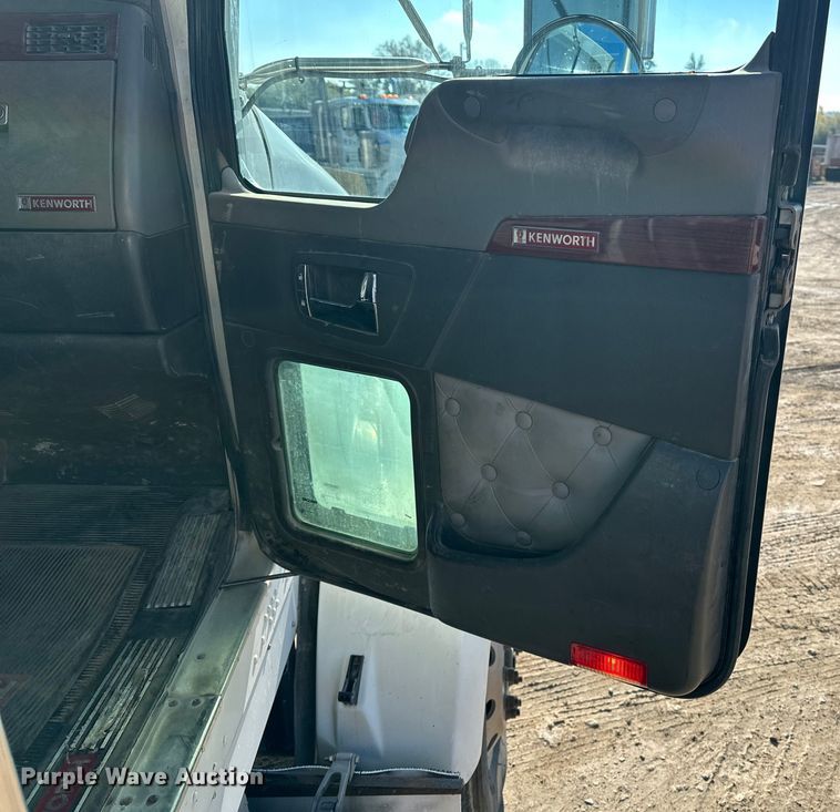 image for item EE4327 2007 Kenworth T800 semi truck