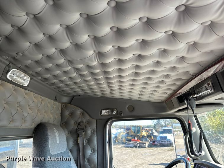 image for item EE4327 2007 Kenworth T800 semi truck