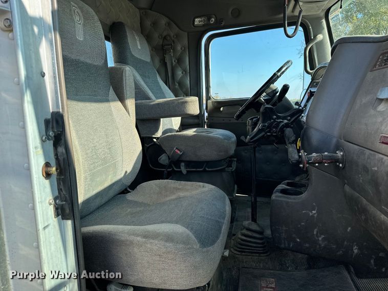 image for item EE4327 2007 Kenworth T800 semi truck