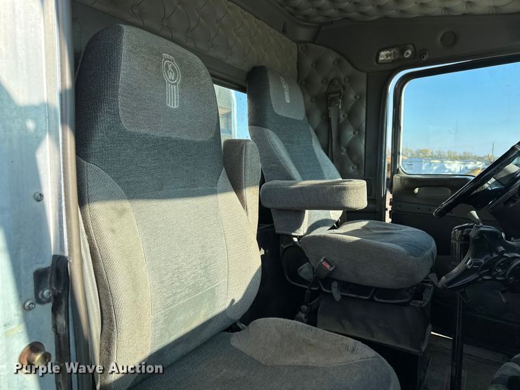 image for item EE4327 2007 Kenworth T800 semi truck