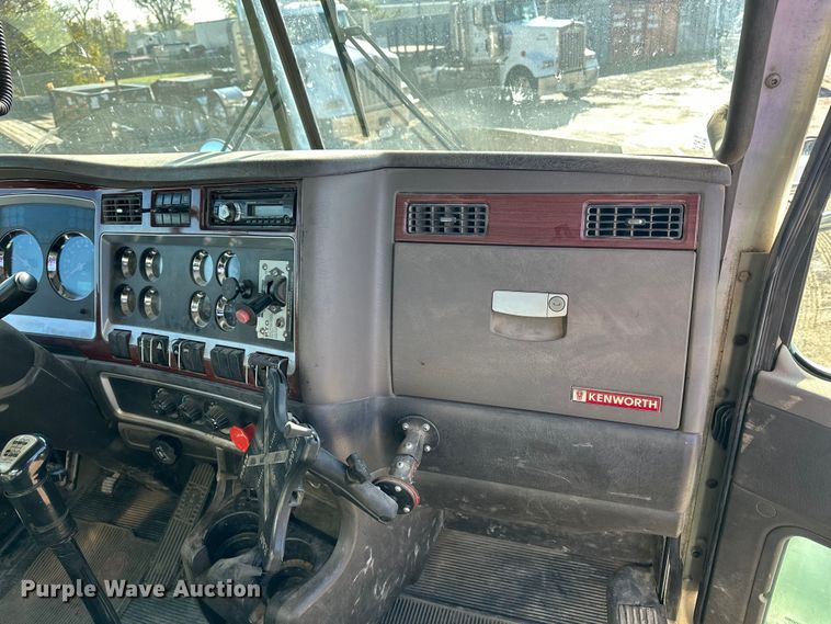 image for item EE4327 2007 Kenworth T800 semi truck