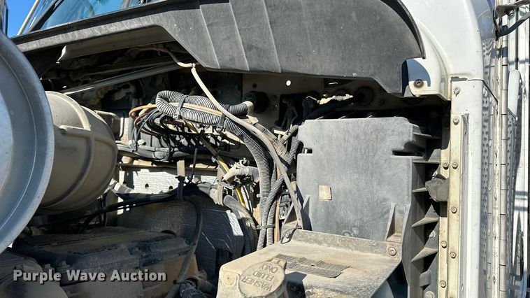 image for item EE4327 2007 Kenworth T800 semi truck
