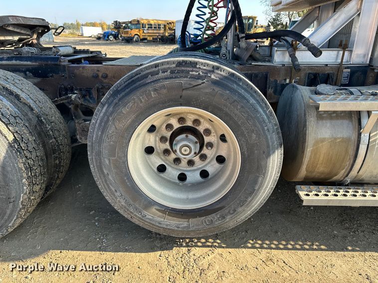 image for item EE4327 2007 Kenworth T800 semi truck