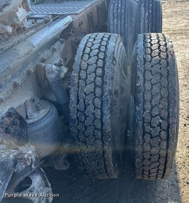 image for item EE4327 2007 Kenworth T800 semi truck