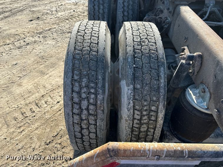 image for item EE4327 2007 Kenworth T800 semi truck