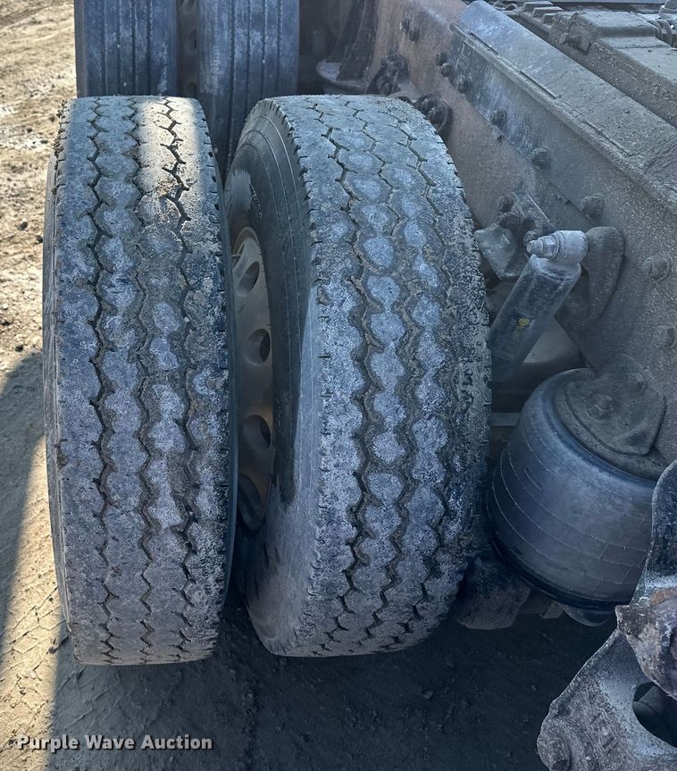 image for item EE4327 2007 Kenworth T800 semi truck