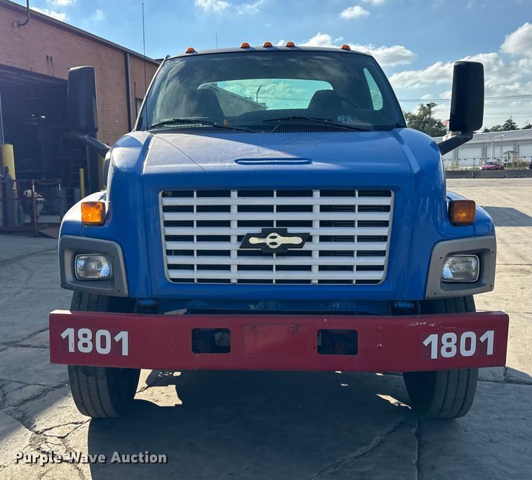 image for item EF2223 2004 Chevrolet C8500 truck cab and chassis