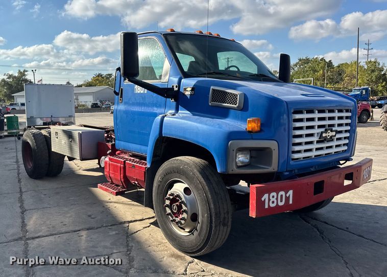 image for item EF2223 2004 Chevrolet C8500 truck cab and chassis
