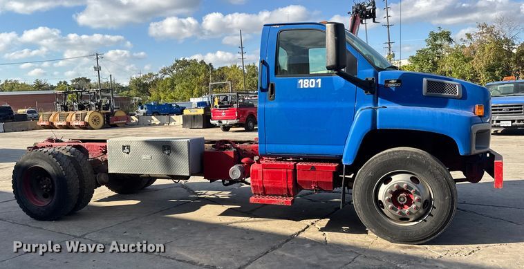 image for item EF2223 2004 Chevrolet C8500 truck cab and chassis