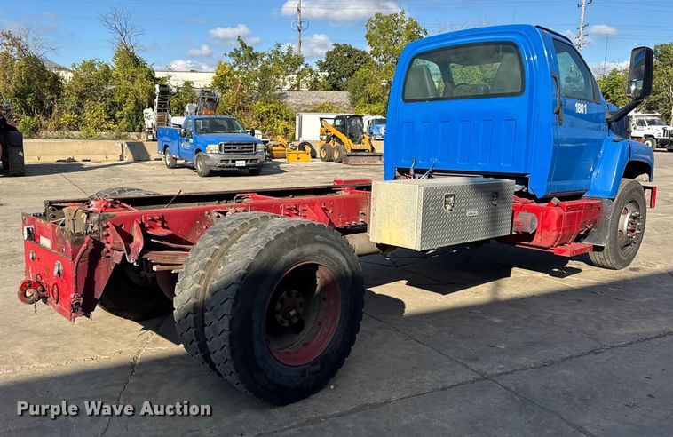 image for item EF2223 2004 Chevrolet C8500 truck cab and chassis