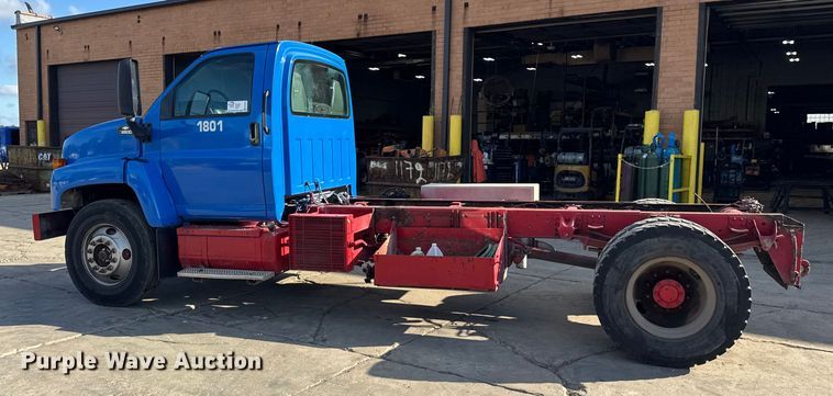 image for item EF2223 2004 Chevrolet C8500 truck cab and chassis