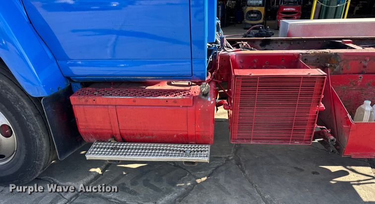 image for item EF2223 2004 Chevrolet C8500 truck cab and chassis