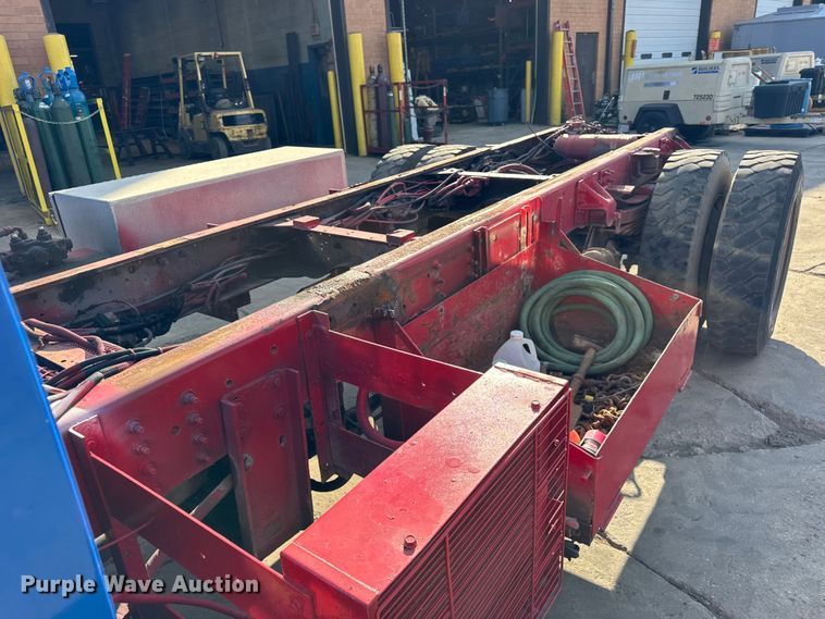 image for item EF2223 2004 Chevrolet C8500 truck cab and chassis