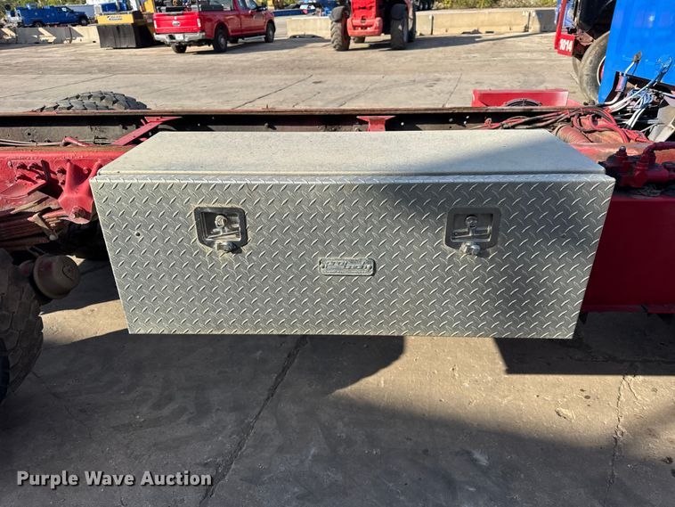 image for item EF2223 2004 Chevrolet C8500 truck cab and chassis