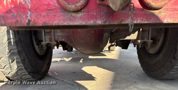 image for item EF2223 2004 Chevrolet C8500 truck cab and chassis