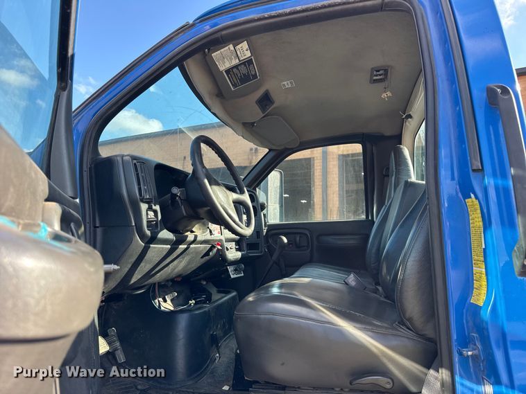 image for item EF2223 2004 Chevrolet C8500 truck cab and chassis