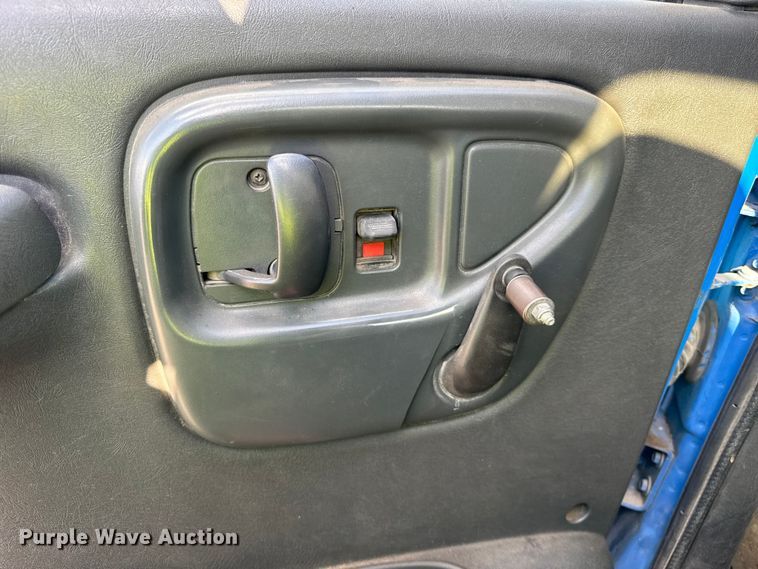 image for item EF2223 2004 Chevrolet C8500 truck cab and chassis