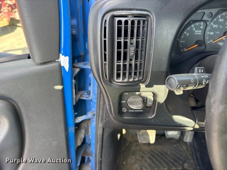 image for item EF2223 2004 Chevrolet C8500 truck cab and chassis