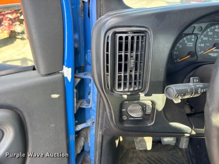 image for item EF2223 2004 Chevrolet C8500 truck cab and chassis