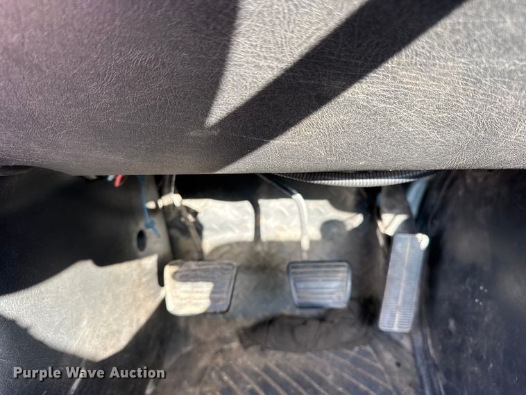 image for item EF2223 2004 Chevrolet C8500 truck cab and chassis