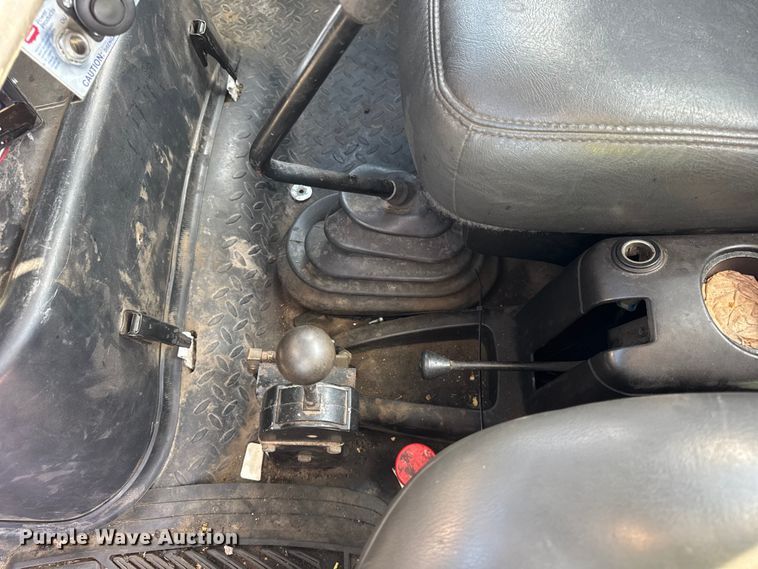 image for item EF2223 2004 Chevrolet C8500 truck cab and chassis