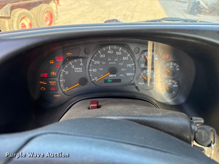 image for item EF2223 2004 Chevrolet C8500 truck cab and chassis