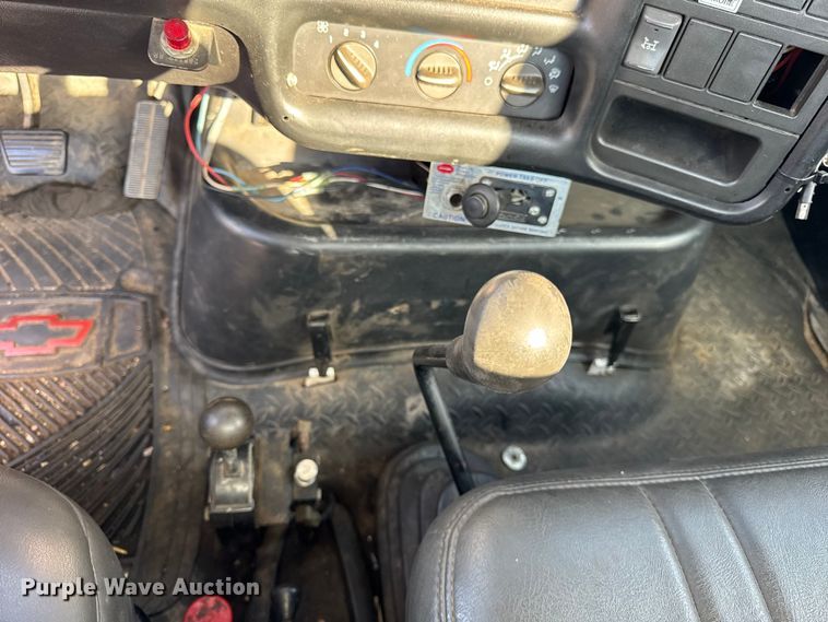 image for item EF2223 2004 Chevrolet C8500 truck cab and chassis