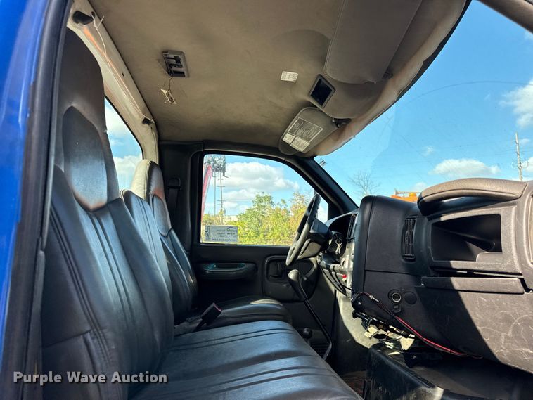 image for item EF2223 2004 Chevrolet C8500 truck cab and chassis