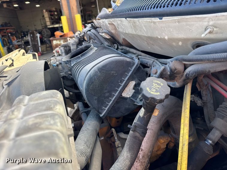 image for item EF2223 2004 Chevrolet C8500 truck cab and chassis