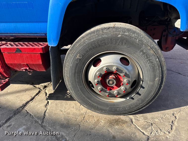 image for item EF2223 2004 Chevrolet C8500 truck cab and chassis