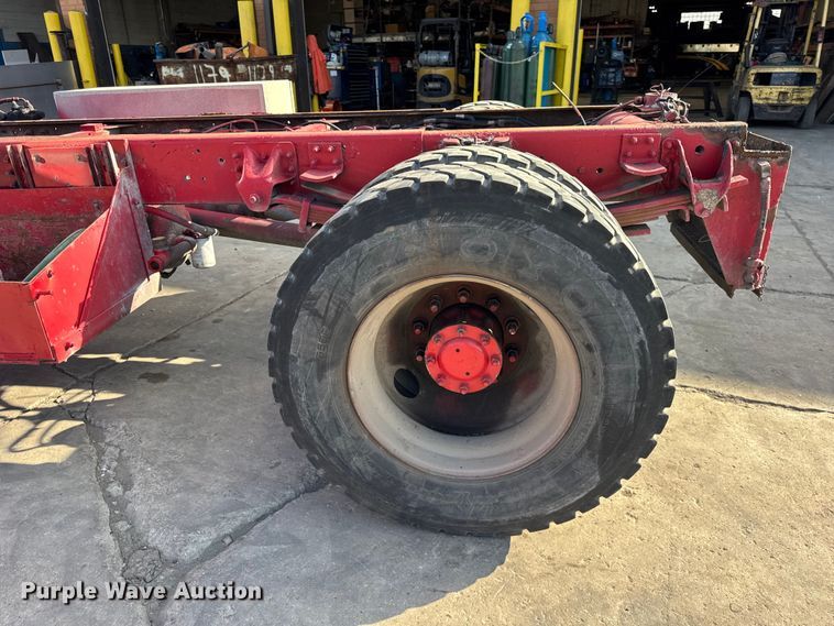 image for item EF2223 2004 Chevrolet C8500 truck cab and chassis