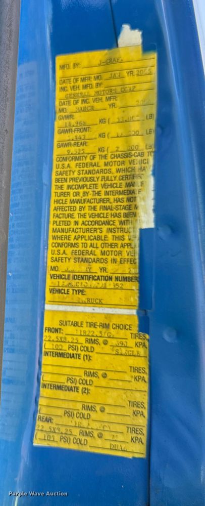 image for item EF2223 2004 Chevrolet C8500 truck cab and chassis