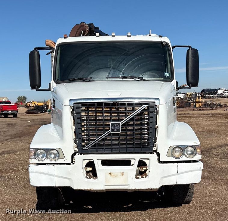 image for item EF6099 2003 Volvo VHD hydrovac truck