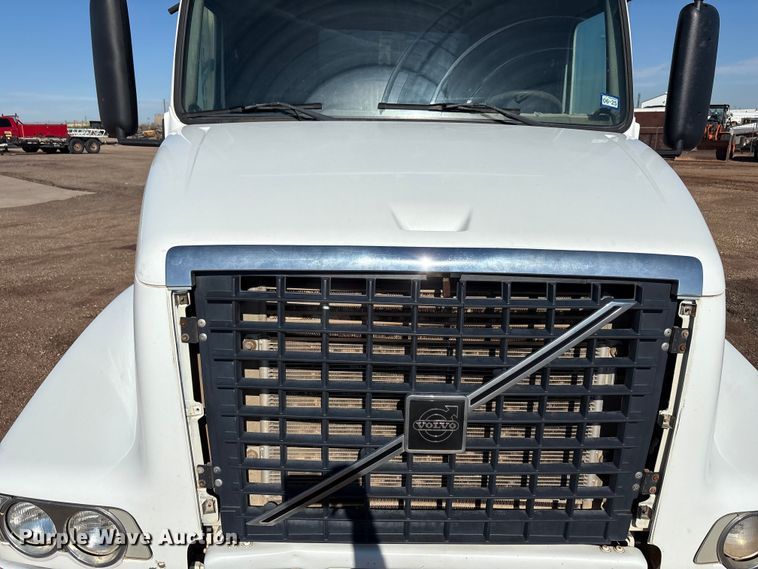 image for item EF6099 2003 Volvo VHD hydrovac truck